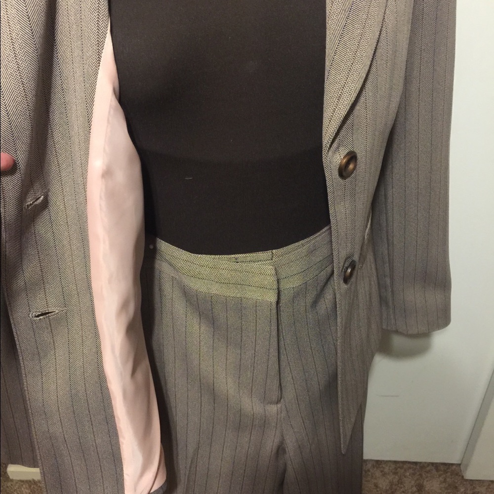 Pin striped suit - Picture 5 of 8